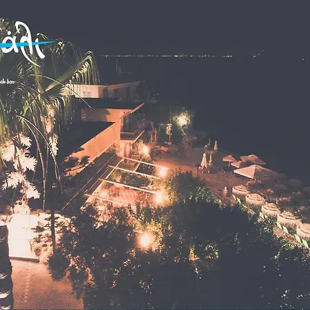 Akrogiali Restaurant *